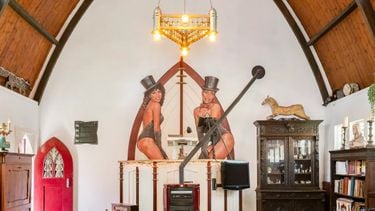 Funda-kerk à €400.000 is gerenoveerd tot Moeder Aller Mancaves