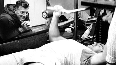 Deze 70's DDR-training is loodzwaar en boost je spiervolume
