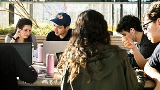 Dit verdient Nederland per internationale student, tot ver na diploma