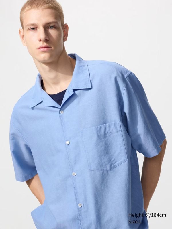 Uniqlo dropt camp shirt à €34,90 korte-mouw-overhemd met chillfit katoen linnen lichtblauw