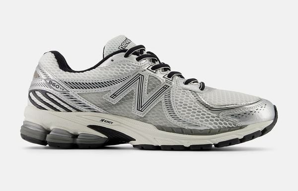 New Balance 860v2 premium sneakers met 50 procent korting tijdens black friday 2024 zwart zilver