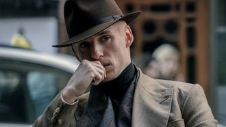 Nieuwe 007 en Fantastic Beasts-ster shinen in geprezen thriller