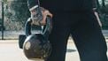 Dit kettlebell-weekschema traint alles en bespaart tijd en geld