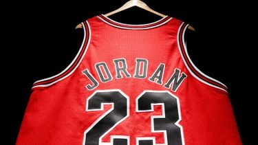 michael jordan, duurste sportshirt, chicago bulls, 1998, nba finale, maradona