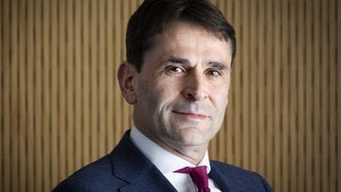 Dit verdient CEO ASML werknemers werken 40 jaar voor dit salaris