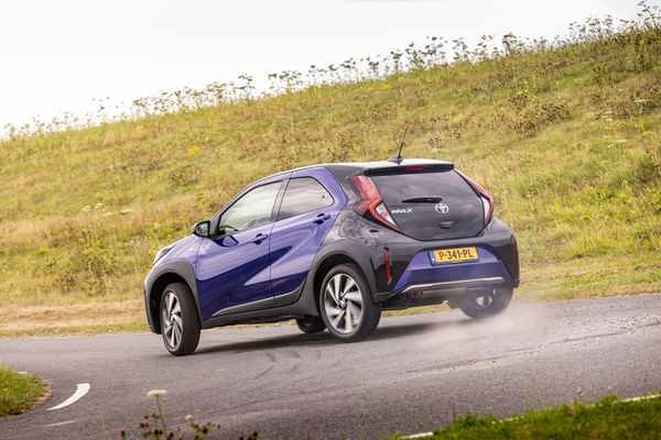 De Toyota Aygo X is volgens de Consumentenbond de betrouwbaarste occasion van 2026. Dit kost hij tweedehands en zó zuinig rijdt hij.