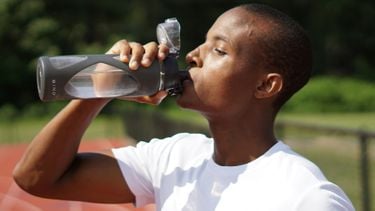 Hydrateren met koud water in de zomer voelt goed maar werkt niet — thee werkt wel