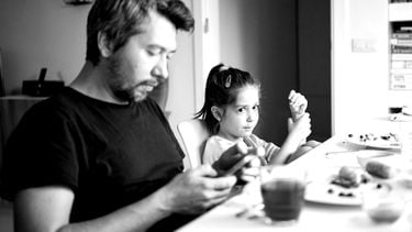 Hoe ouders kinderen smartphone-junk maken: verslaafd aan onzin