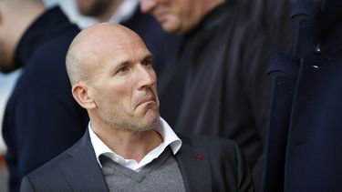 Ajax bespaart miljoenen op salarissen dankzij het ingrijpen van Alex Kroes. Dit is wat zijn schoonmaak tot nu toe oplevert.