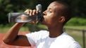 Hydrateren met koud water in de zomer voelt goed maar werkt niet — thee werkt wel