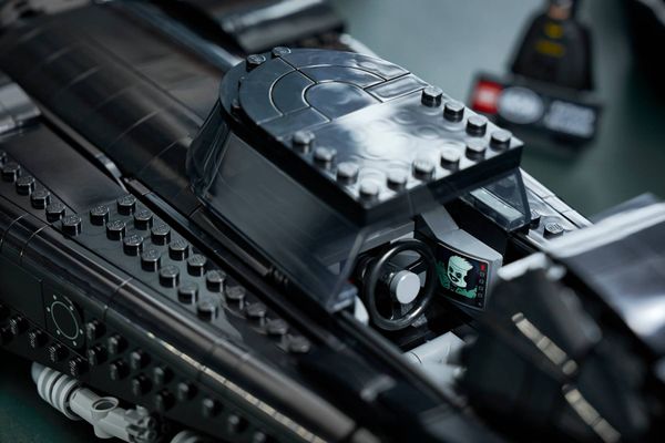 LEGO 76355 Batman Returns Batmobile 22