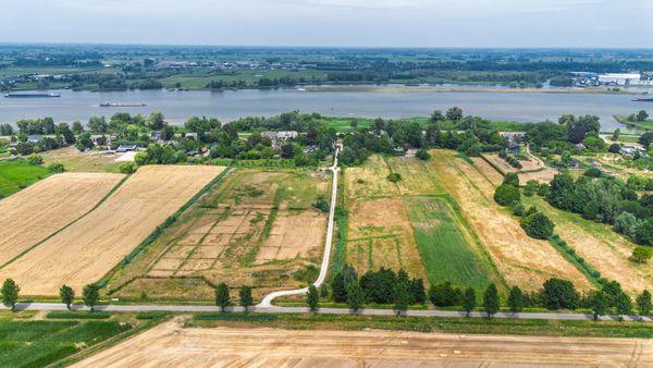 Funda-parel à €125.000 is modern en je vaart zo De Biesbosch in