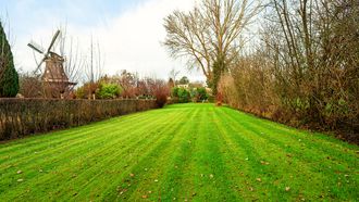 Funda-parel van €375K met 100m diepe tuin ligt bij natuur én stad