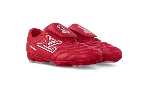 lv-footprint-soccer-sneakers louis vuitton voetbalschoenen zonder noppen rood 990 euro