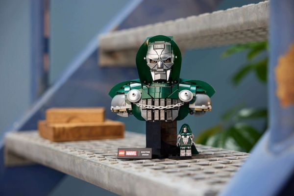 LEGO Marvel 76345 Doctor Doom Bust