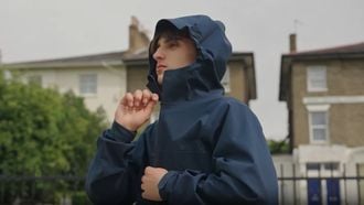Uniqlo dropt ademend windjack à €79,90 in relaxte skate-stijl