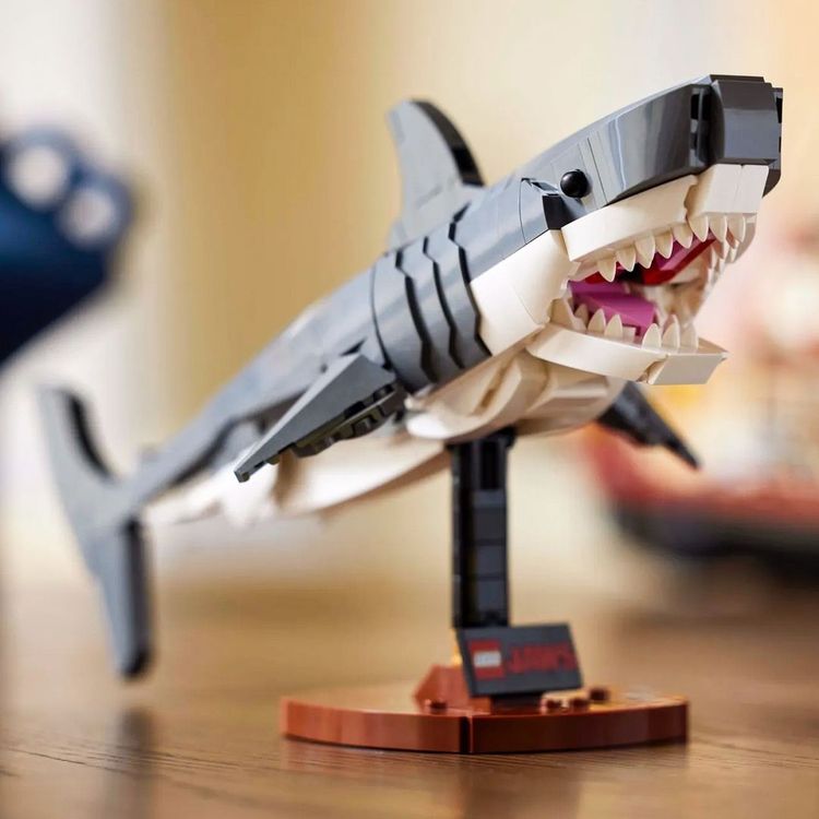 LEGO Ideas 21350 Jaws 22