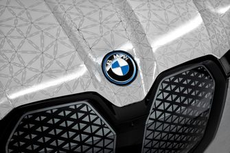 De BMW iX Flow verandert op commando van kleur 4