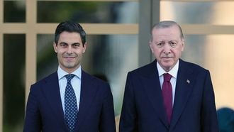 Jetten krijgt revolver van Erdogan: zoveel kost dit unieke cadeau