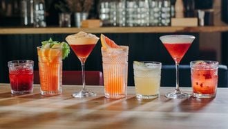 Zo lang moet je per cocktail zwemmen om de kcal te verbranden