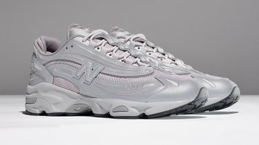 New Balance brengt dé Y2K-sneakers opnieuw uit in volledig zilver