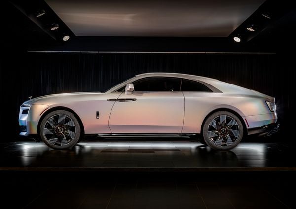 Rolls-Royce onthult Spectre Lunaflair met betoverende halo-lak