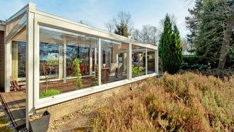 Deze Funda-bungalow van €395.000 ligt midden in de natuur