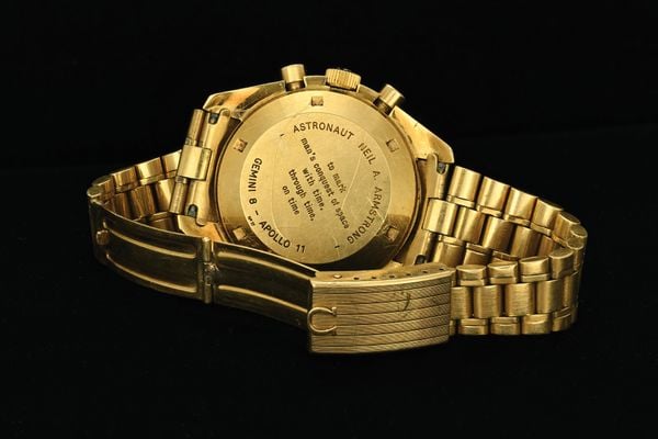 Iconisch 18-karaats gouden OMEGA-horloge van maanwandelaar Neil Armstrong geveild voor goed doel