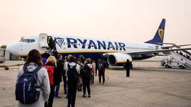 Ryanair-medewerkers krijgen nu extra betaald om te grote koffers te spotten. Zo hoog is de bonus die ze krijgen als ze je betrappen.