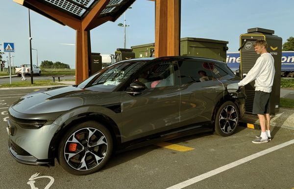review zeekr 7x privilege vakantie gezinsauto elektrische auto snel laden laadpaal