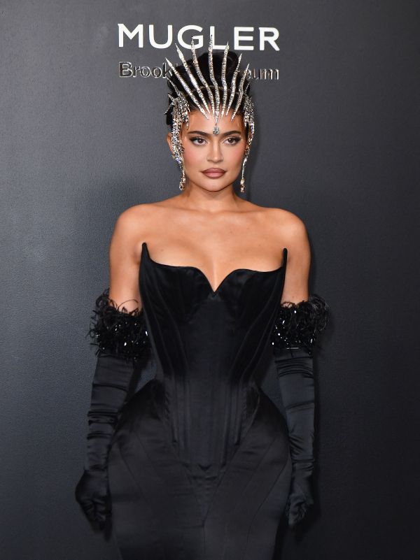 Thierry Mugler Couturissime, zwarte loper, kylie jenner, celebs