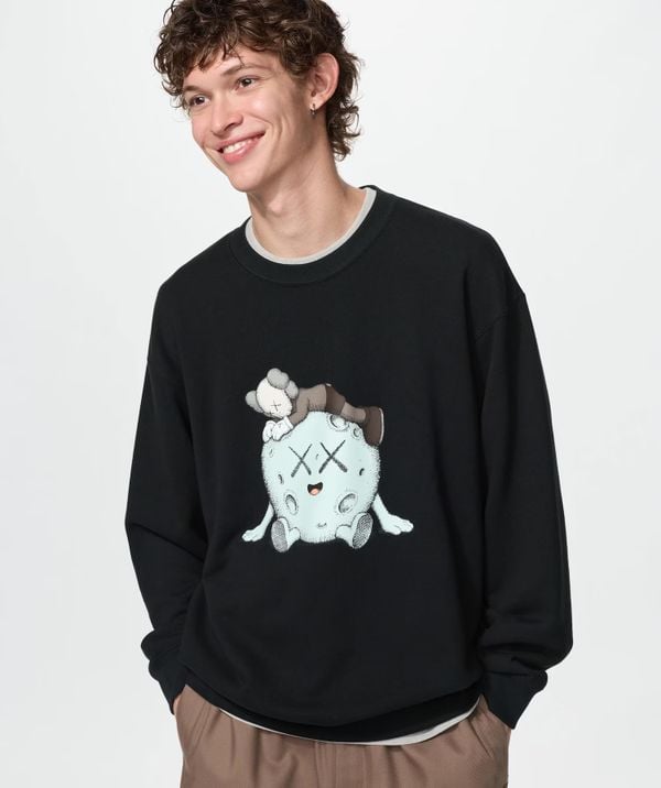 uniqlo kaws zwarte sweater 35 euro collectie donkergrijs