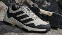 Adidas gooit hike-sneakers voor €68 in de sale: technisch en stijlvol