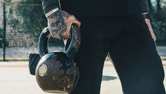 Dit kettlebell-weekschema traint alles en bespaart tijd en geld