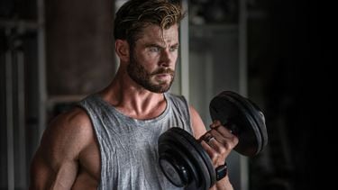 Deze dumbbell-workout traint thuis je hele lichaam in 20 minuten