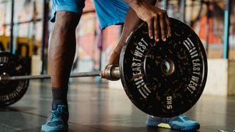 Vergeten fitnessoefening traint core en schouders voor droomfysiek
