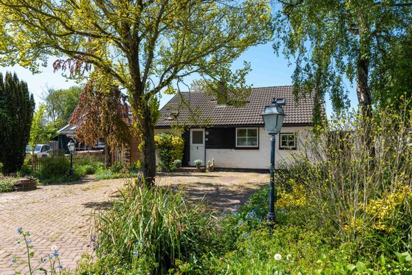 funda zonnepanelen zwembad sauna huis tuin friesland (7)
