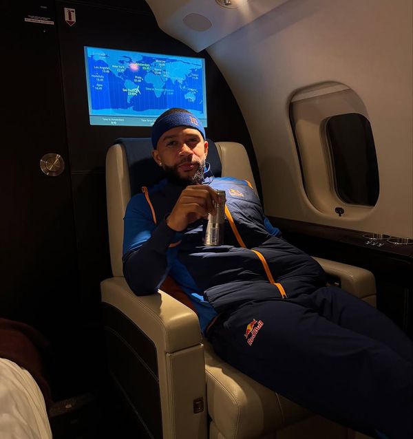 memphis depay privéjet prijs huur koop nederlands elftal spanje