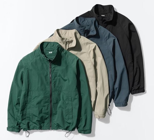 Uniqlo dropt windjack à €59,90 met perfecte vintage look blauw beige zwart groen matte kleuren ripstop