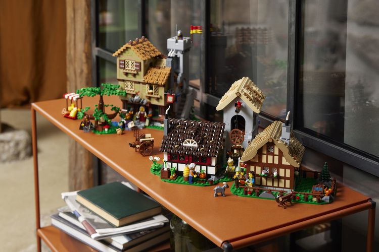 LEGO Icons 10332 Medieval Town Square ridders 7