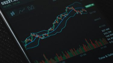 Het verschil tussen sparen en beleggen bij €100 per maand inleg