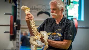 De heilige fitness-oefeningen van McGill die rugpijn voorkomen