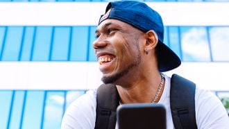 Deze full body-workout van 2 minuten doe je met een rugzak