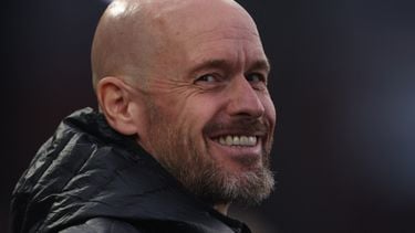 Het salaris van Erik ten Hag per uur met én zonder loonsverlaging
