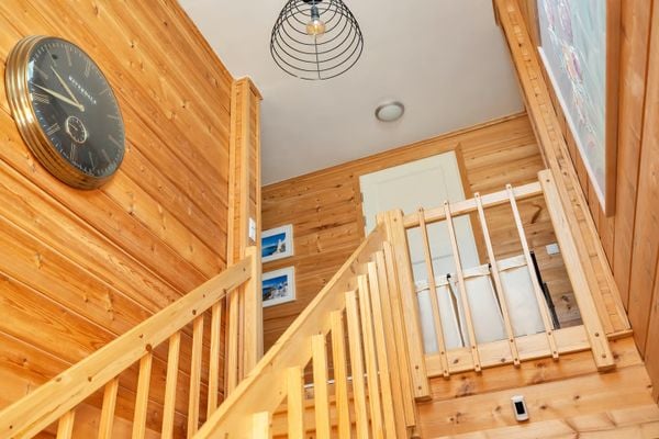 Funda-parel mét B&B op eiland nu voor €100K onder de vraagprijs houten trap