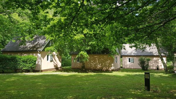 vakantiepark zuid frankrijk te koop 443500 euro 20 chalets zwembad restaurant bar natuur