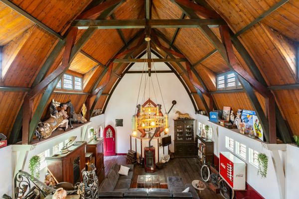 funda parel kerk te koop als huis in groningen amsterdamse school gerestaureerd 400000 euro 4 ton woonkamer