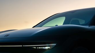 Deze elektrische gezinsauto laadt 2x sneller dan de Tesla Model Y