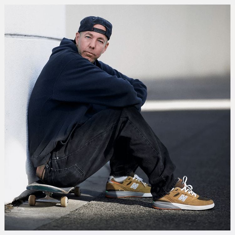 New Balance dropt twee nieuwe kleuren van skate-sneakers New Balance Numeric Andrew Reynolds 933 'Dark Olivine' NB Numeric Andrew Reynolds 933 schoenen dark brown