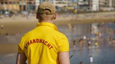 Dit salaris krijg je als strandwacht in Nederland per uur en leeftijd